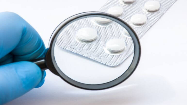 Néfopam est un analgésique non morphinique, d'action centrale, avec des effets anticholinergiques.