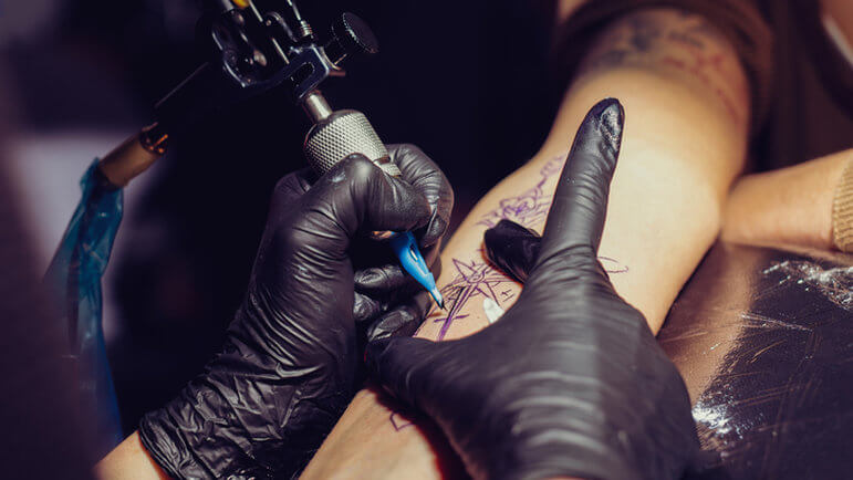 Dans les pays industrialisés, près de 40 % des 30-40 ans déclarent avoir au moins un tatouage.
