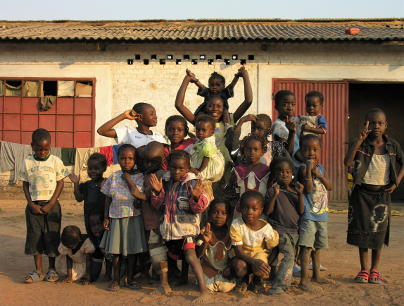 Des cas d'Ebola déclarés dans des établissements scolaires suscitent l'inquiétude des familles. 