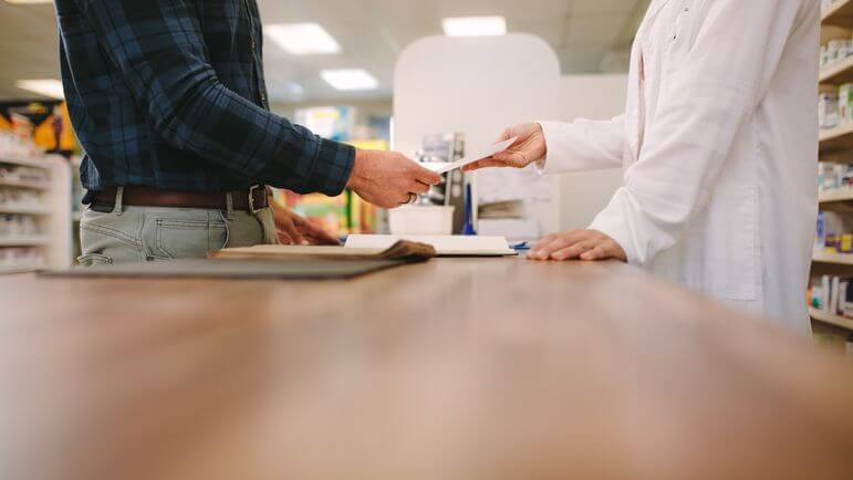 Une fiche d'utilisation spécifique doit être remise au patient.