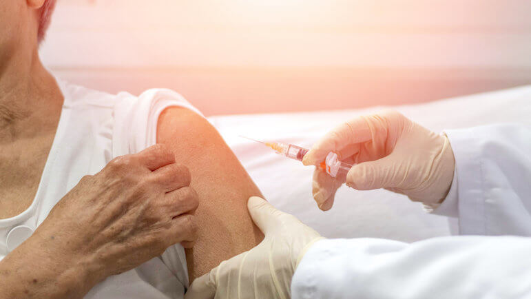 En particulier, les personnes de 65 ans et plus bénéficient d'une prise en charge à 100 % du vaccin.