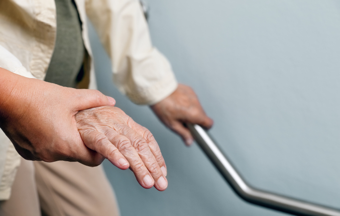 Chute des seniors : près de 175 000 hospitalisations et plus de 20 000 morts évitables par an.