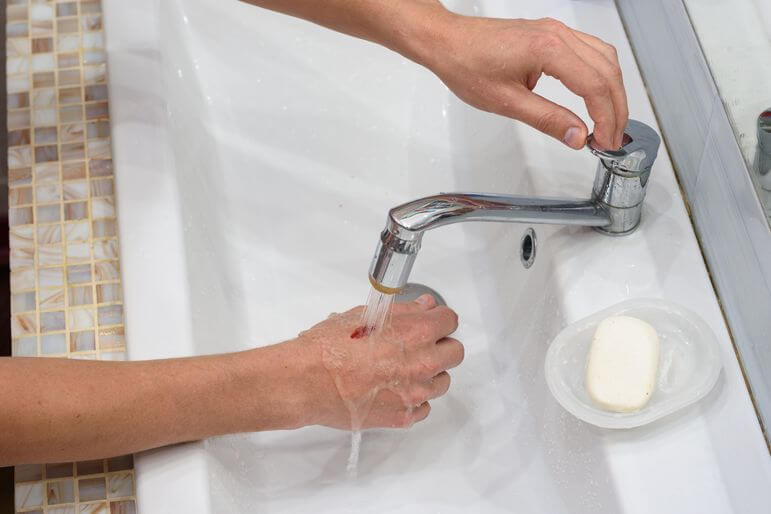 Pour nettoyer une plaie superficielle, un lavage à l'eau claire et au savon en première intention.