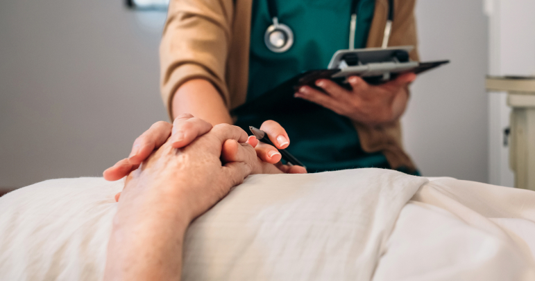 Une réévaluation plus régulière du patient permettrait de mieux adapter la prise en charge.