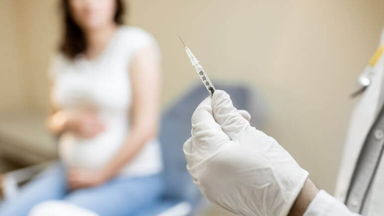 Coqueluche : la vaccination des femmes enceintes est fortement recommandée à chaque grossesse.