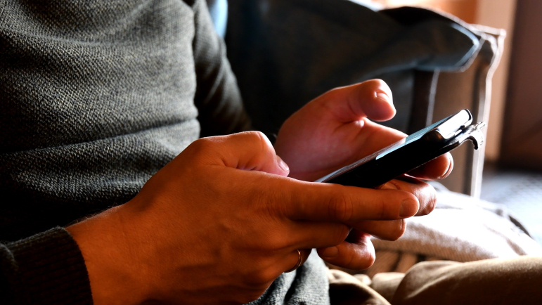 Les algorithmes des réseaux sociaux privilégient les contenus émotionnels, favorisant l’engagement.