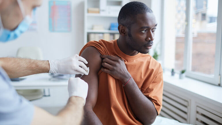 Il s'agit d'un vaccin vivant atténué qui contient quatre sérotypes du virus de la dengue.