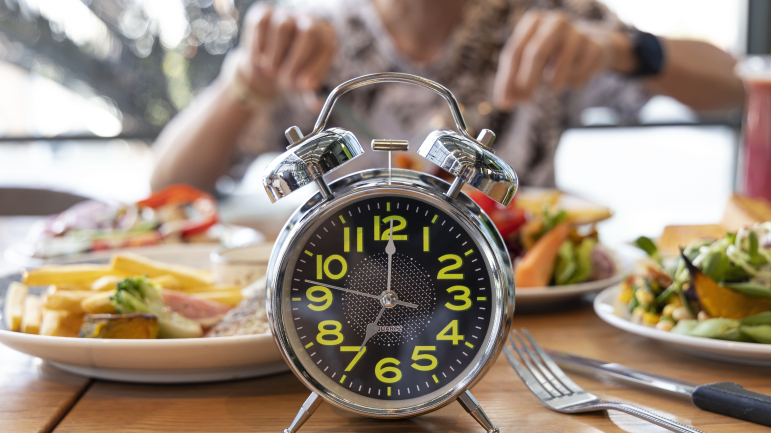 La régularité du rythme des repas entre semaine et week-end paraît importante à respecter. 