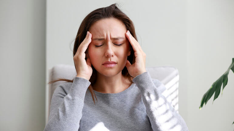 La migraine débute avant l’âge de 40 ans dans 90 % des cas et touche trois femmes pour un homme.