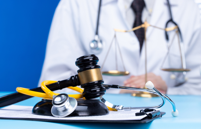 La proposition prévoit un recours par un médecin ou un infirmier si le patient ne peut agir seul.