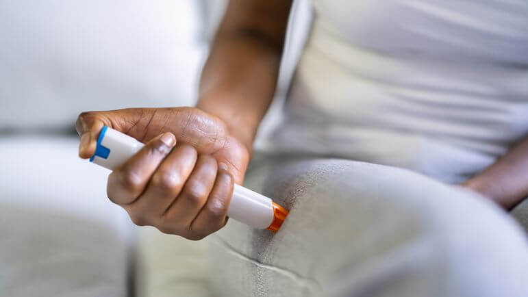 Le fonctionnement des différentes spécialités d’auto-injecteur d’adrénaline n’est pas le même.