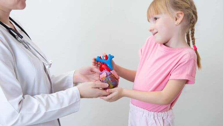 <p>Un peu plus de 3 000 enfants ont une insuffisance cardiaque chronique en 2021 en France.</p>
