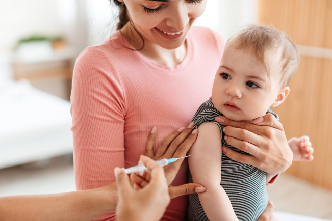 Covid-19 - deux dosages du vaccin COMIRNATY : un pour les 6 mois-11 ans, un pour les 12 ans et plus.
