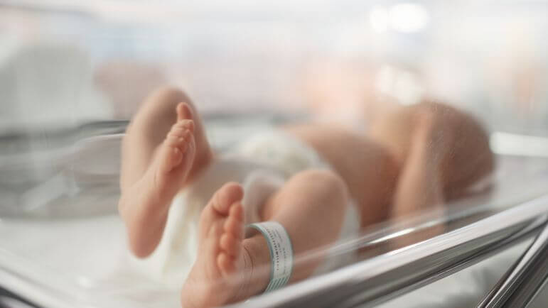 <p>Le jeune nourrisson non vacciné avant 6 mois fait des formes habituellement sévères de coqueluche.</p>