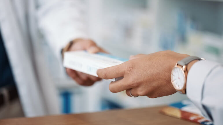 Les pharmaciens hospitaliers réalisent un contrôle des boîtes avant leur délivrance.