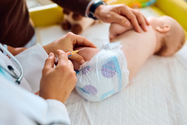 La vaccination contre la rougeole : deux doses offrent une protection solide et durable.