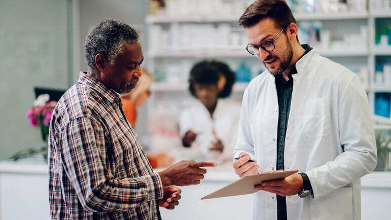 Les pharmaciens d’officine sont autorisés à substituer les spécialités de ranibizumab entre elles.