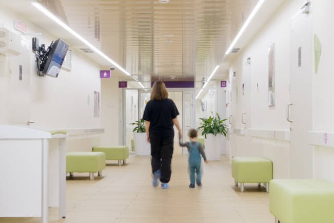 C'est entre l'âge de 1 et 3 ans que les premiers symptômes sont généralement observés.
