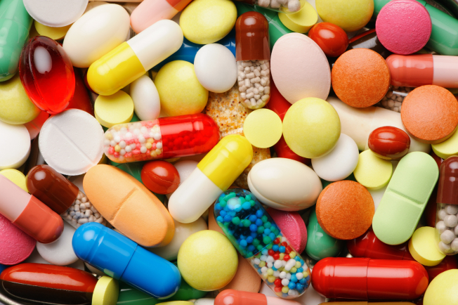 Dans le groupe ustékinumab, huit médicaments biosimilaires sont mentionnés.