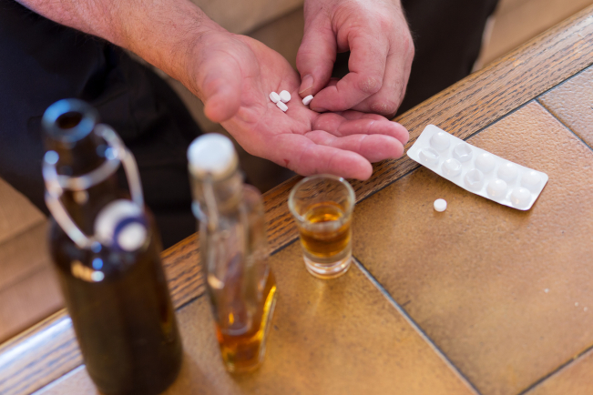 Alcool : certaines classes médicamenteuses plus à risque d’interactions que d’autres.