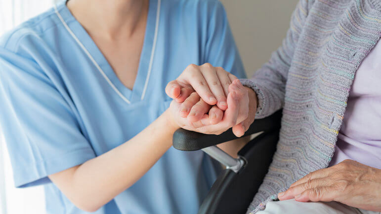 Renforcer les effectifs infirmiers pour limiter les prescriptions inappropriées de benzodiazépines ?