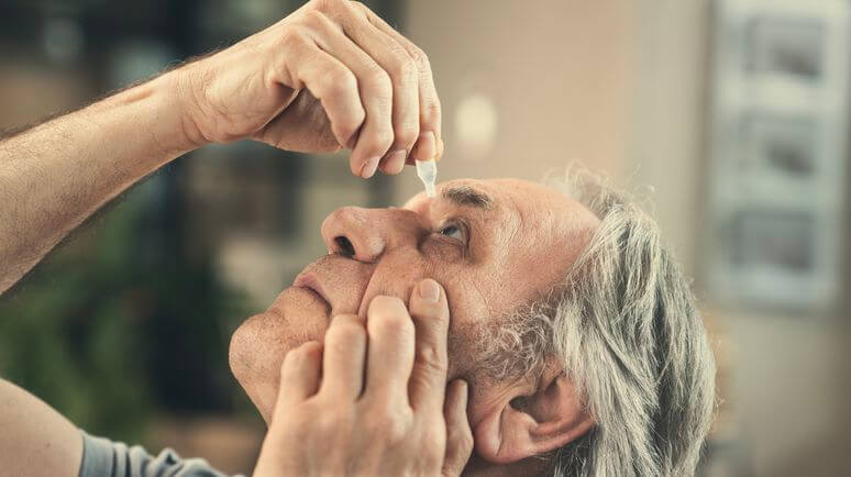 <p>Une goutte dans le cul-de-sac conjonctival 3 à 4 fois par jour.</p>