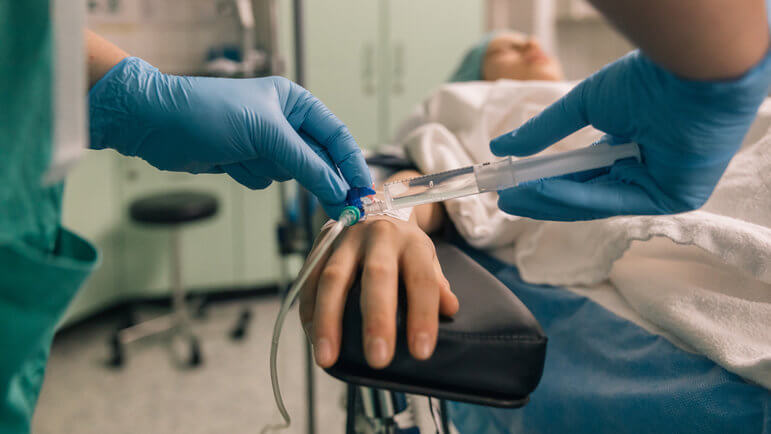 Sédation procédurale : notamment pour les endoscopies, cataractes ou certains soins d’urgence.