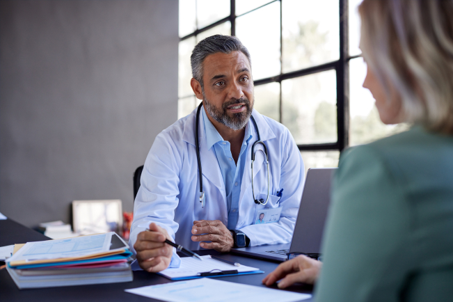 Les patients traités sont à contacter pour arrêter l'avacopan et mettre en place une alternative.