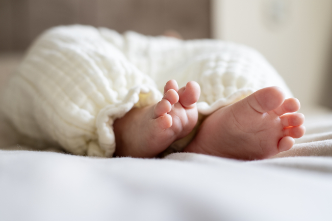 Au choix, un vaccin pour la femme enceinte ou 3 anticorps monoclonaux possibles chez le nourrisson.