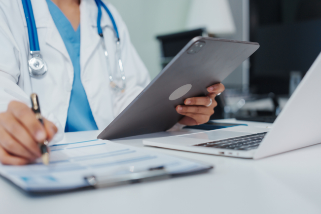 En cas de symptômes compatibles avec une hépatite A : bilan hépatique et sérologie.