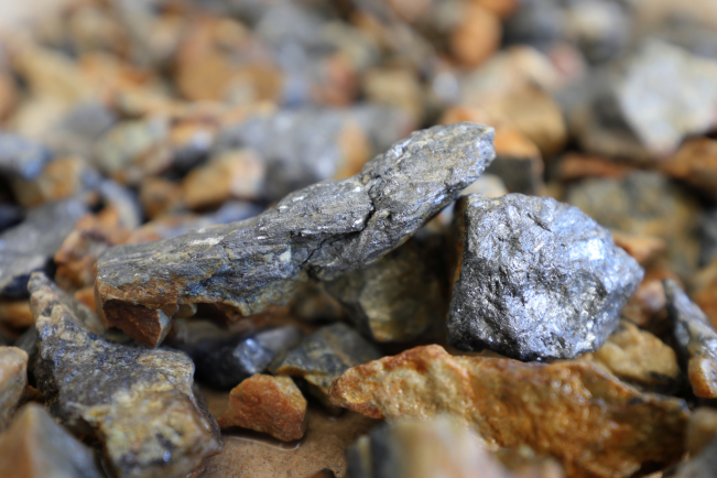 L’antimoine, de symbole Sb (stibium), se place à la 51e place du tableau périodique des éléments.