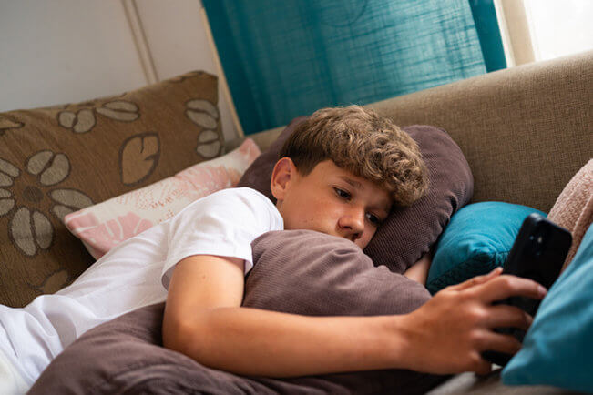 Un tiers des adolescents déclarent que l'IA apporte un réconfort comparable à une amitié humaine.