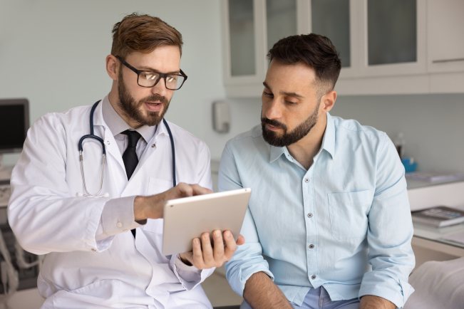 Le niveau d'activité des jeunes médecins est en moyenne plus faible en début de carrière. 