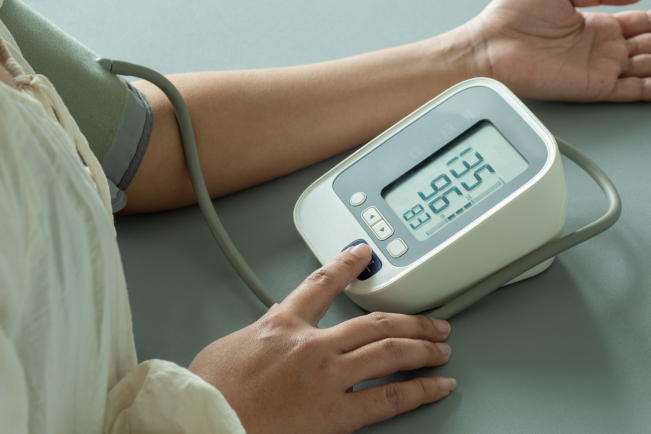 L'automesure tensionnelle permet de confirmer le diagnostic d'HTA et d'impliquer le patient.
