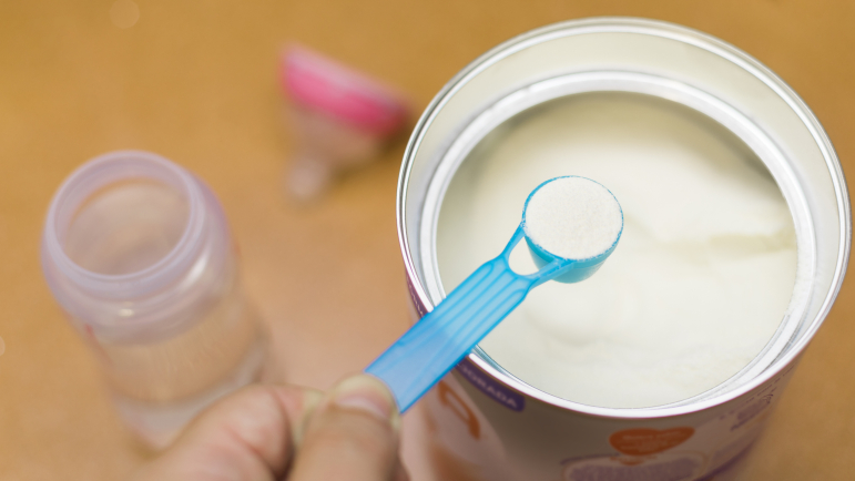 Ce mois-ci, le Staph revient sur le rappel des laits infantiles contaminés.