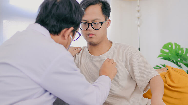 Le suivi du médecin traitant vient en complément de celui du centre de référence ou de compétence.