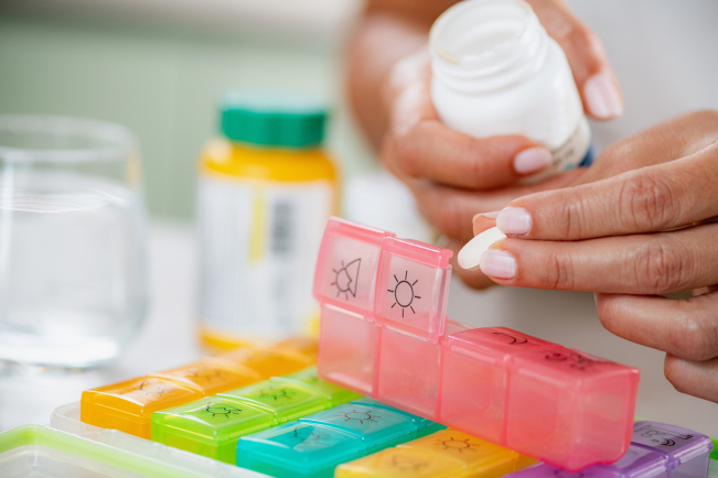 Comment diminuer ou arrêter un médicament dont la balance bénéfice-risque devient défavorable.
