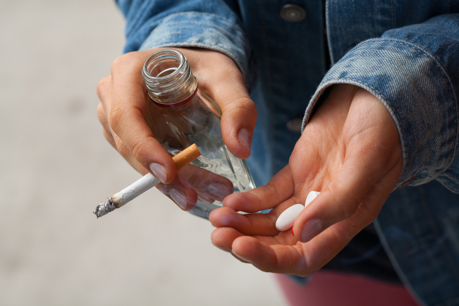Alcool, tabac et médicaments figurent parmi les substances les plus souvent associées.
