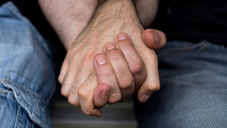 Les HSH de 18 à 21 ans subissent davantage d’injures homophobes que leurs aînés.
