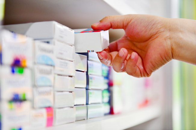 La substitution en pharmacie est autorisée au sein du groupe ranibizumab.