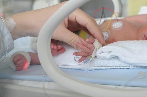 ACLOTINE ne doit pas être utilisé chez le nouveau-né prématuré présentant un syndrome de détresse respiratoire (illustration).