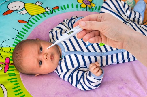Indiquée dans le traitement symptomatique des affections douloureuses et/ou fébriles, ADVILMED suspension buvable est réservé au nourrisson et à l'enfant de 3 mois à 12 ans (illustration).