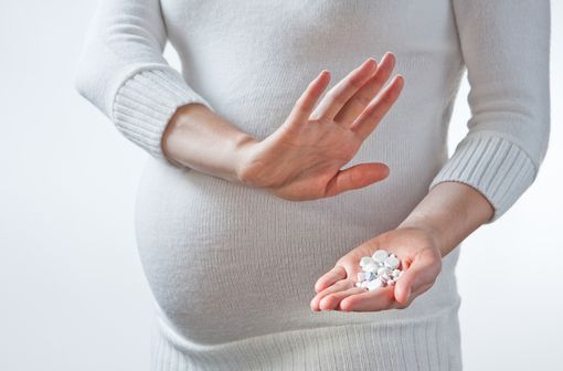Tous les AINS, y compris ceux en vente libre dans les officines, sont contre-indiqués chez la femme enceinte à partir du début du 6e mois de grossesse (illustration).