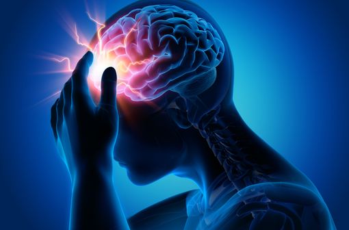 La prise en charge de la migraine repose à la fois sur le traitement de la crise et, s'il y a lieu, sur la mise en place d’un traitement de fond prophylactique afin de réduire leur fréquence (illustration).