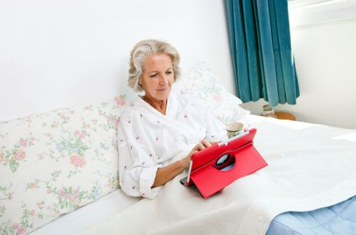 Le programme de télésuivi expérimenté permet aux patients de renseigner leurs symptômes à domicile par internet (illustration). 