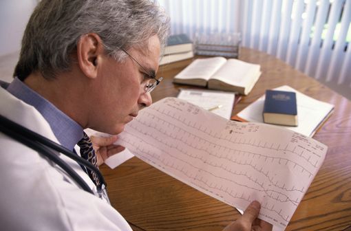 L'électrocardiogramme est l'examen clé du diagnostic de fibriallation atriale (illustration).  width=