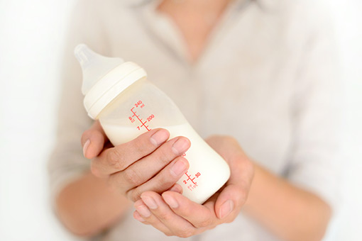 Les parents concernés par ce rappel doivent prendre contact avec leur pédiatre ou leur médecin pour se voir conseiller un lait de remplacement.