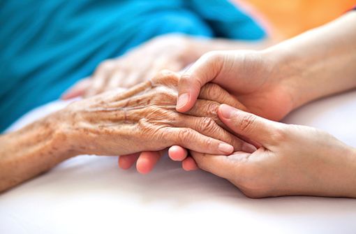 Le toucher des personnes atteintes d'une maladie d'Alzheimer, avec leur consentement et après avoir été prévenues, pourrait diminuer leur anxiété, les apaiser (illustration).
