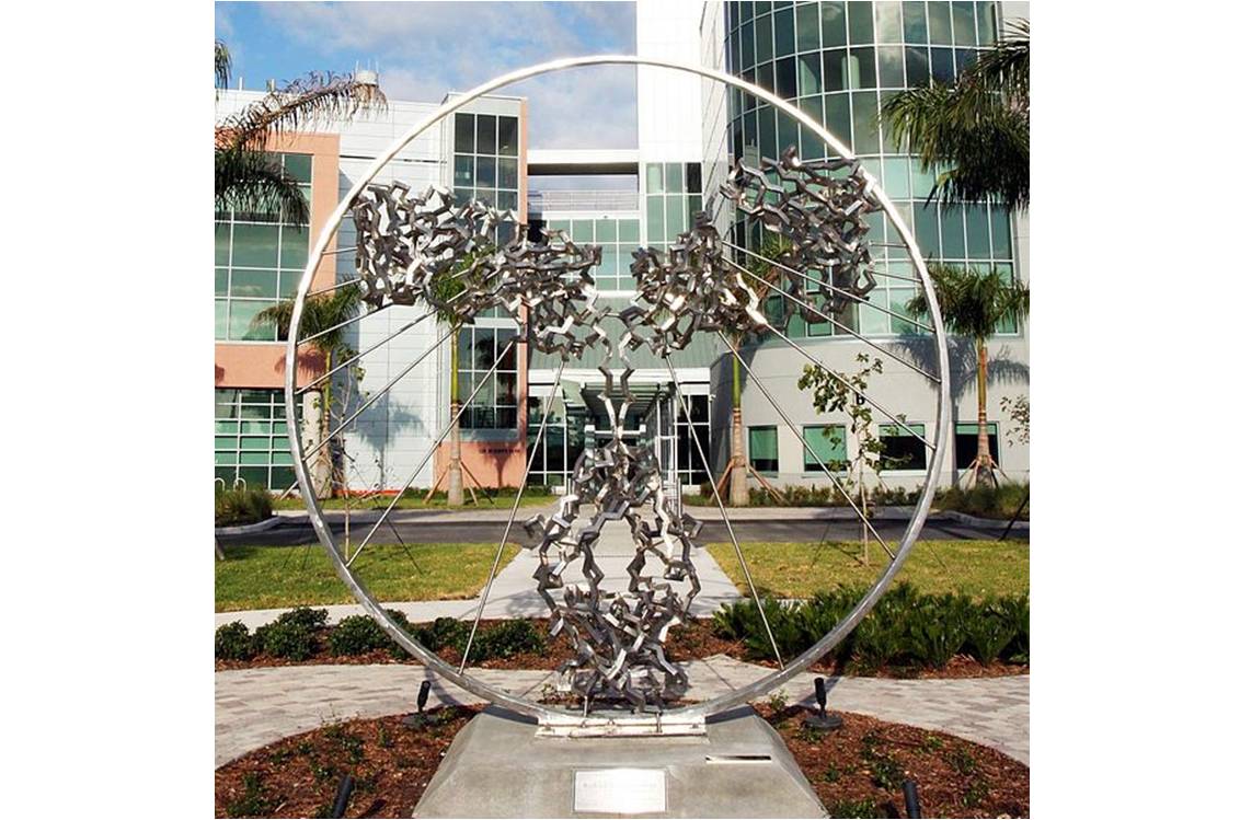 Angel of the West (2008) de Julian Voss-Andreae est une sculpture inspirée de la structure de l’anticorps publiée par E. Padlan [1] (illustration : @ Wikimedia).