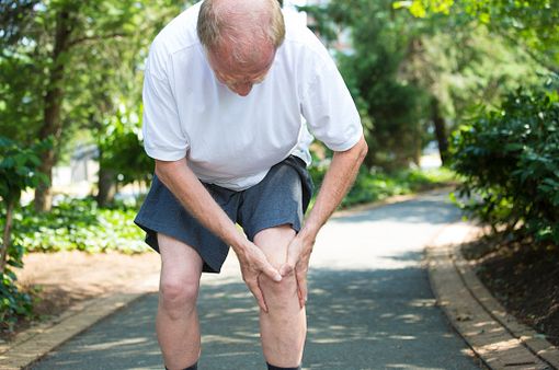 L'arhtrose du genou affecte particulièrement les sujets âgés et peut s'avérer très invalidante au quotidien (illustration). 